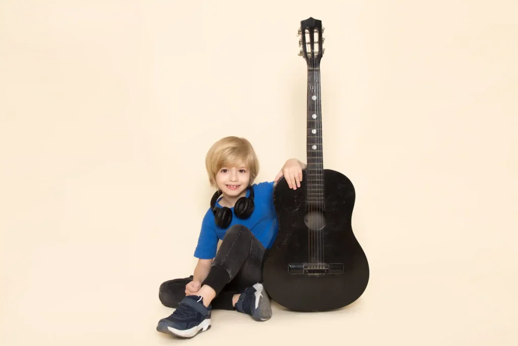 Момче с класическа китара